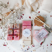 Load image into Gallery viewer, ROSEWOOD & COCONUT CREMÈ | Preserved Rose & Cornflower Infused Wax Melts