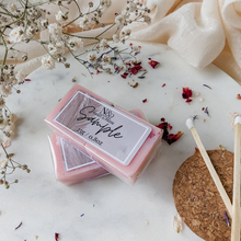 Load image into Gallery viewer, ROSEWOOD & COCONUT CREMÈ | Preserved Rose & Cornflower Infused Wax Melts