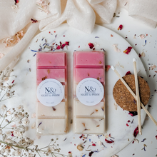 Load image into Gallery viewer, ROSEWOOD & COCONUT CREMÈ | Preserved Rose & Cornflower Infused Wax Melts