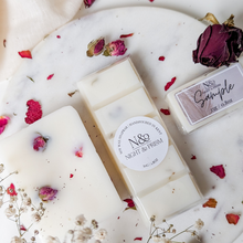 Load image into Gallery viewer, PINK PEPPER & ROSE | Preserved Pink Rosebuds & Crushed Rose Petals Infused Wax Melts