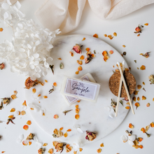 Load image into Gallery viewer, MARSHMALLOW & WHITE PEACH | Preserved White Hydrangea & Apricot Rose Infused Wax Melts