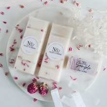 Load image into Gallery viewer, PINK VANILLA &amp; COCO BLOSSOM | Preserved Hydrangea &amp; Pink Petals Infused Wax Melts
