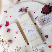 Load image into Gallery viewer, PINK PEPPER &amp; ROSE | Preserved Pink Rosebuds &amp; Crushed Rose Petals Infused Wax Melts
